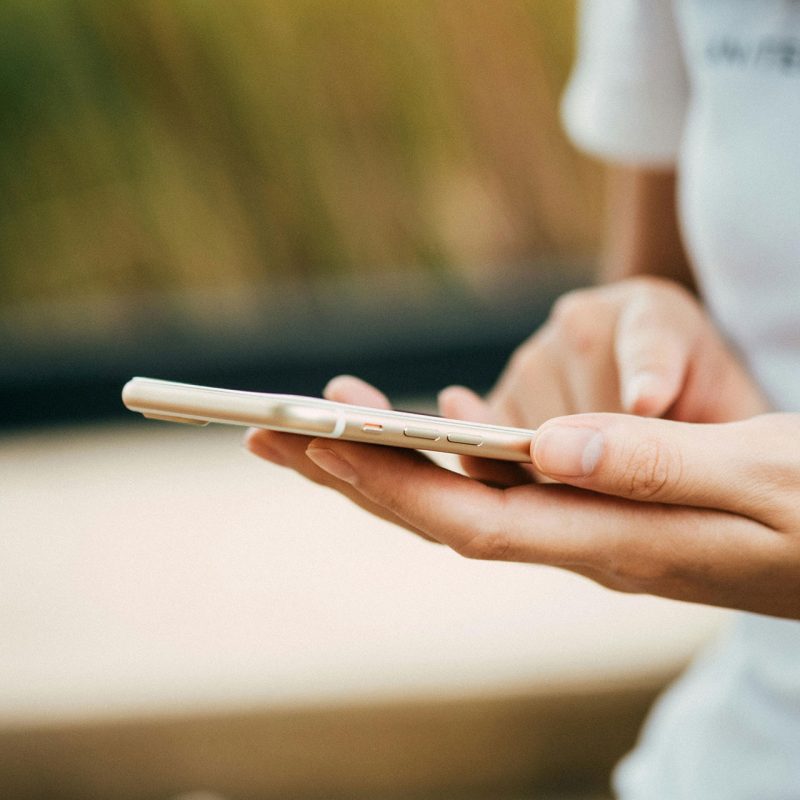 Blog Autowaschanlage in Ahaus und Wesel Blog Autowaschanlage Terbrack Ahaus Wesel Frau mit Smartphone in der Hand
